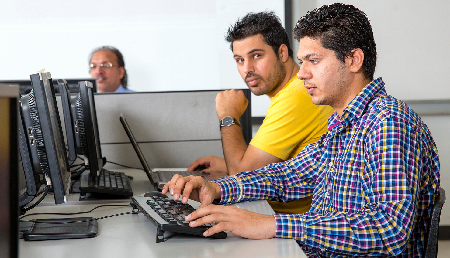 Picture of Software Engineering students at the computer lab